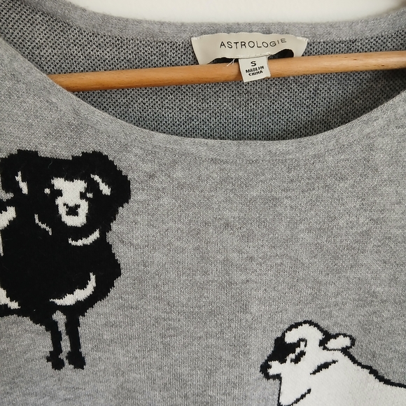 🐑Astrologie-Women’s-NWOT- Black & White Sheep Intarsia Soft Grey Sweater- Small - Picture 4 of 10